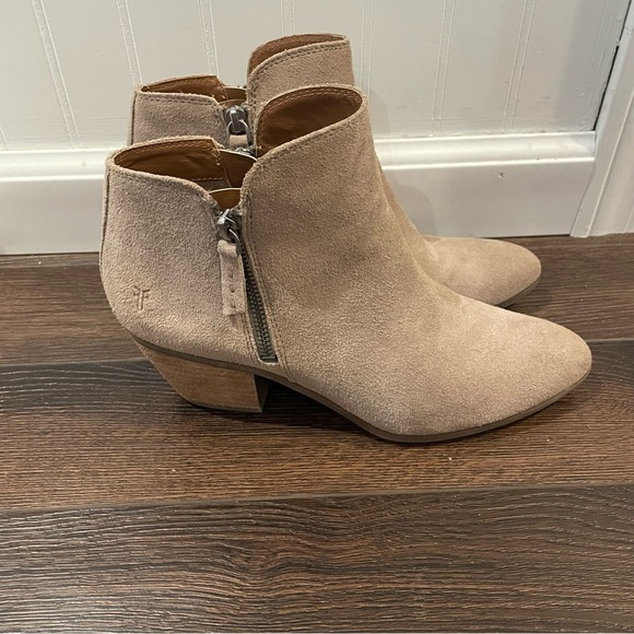 Frye Judith Double Zip Suede Ankle Booties in Ash 9M - Picture 3 of 12